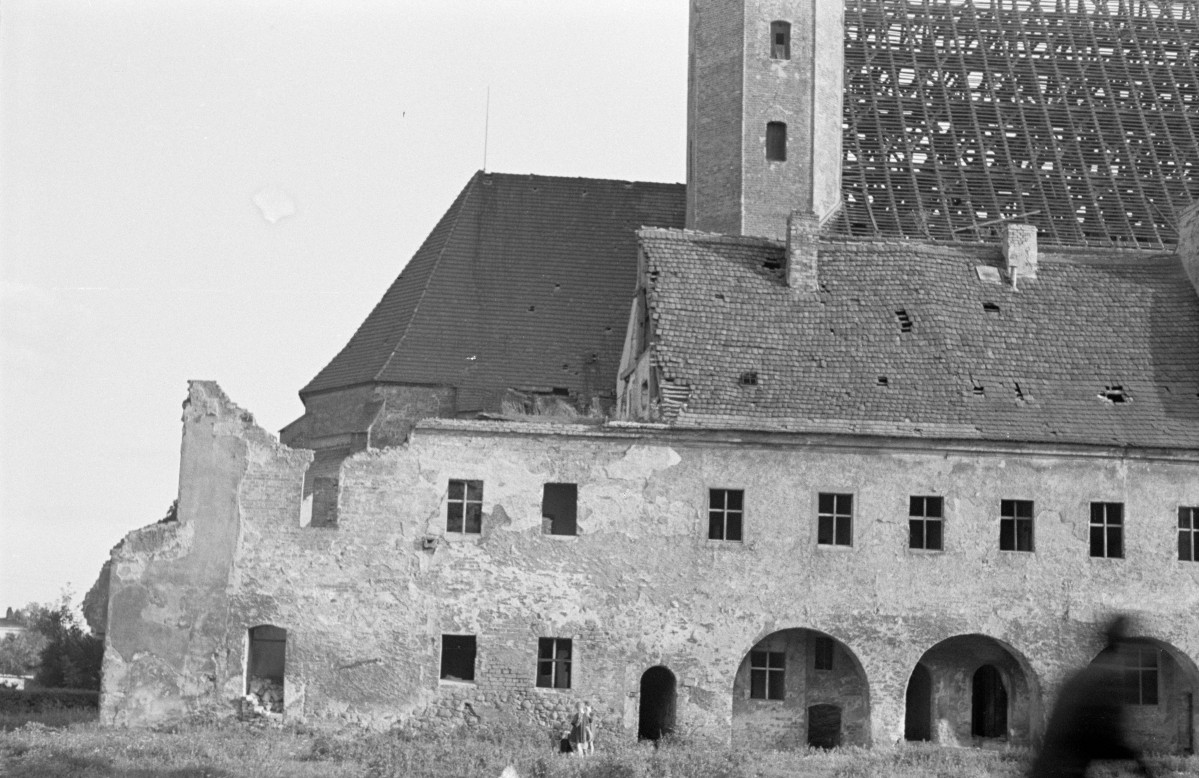 kamienice z podcieniem oraz dach nad nawą główną oraz prezbiterium Kościoła pw. Najświętszego Serca Pana Jezusa w Żarach, skan 1
