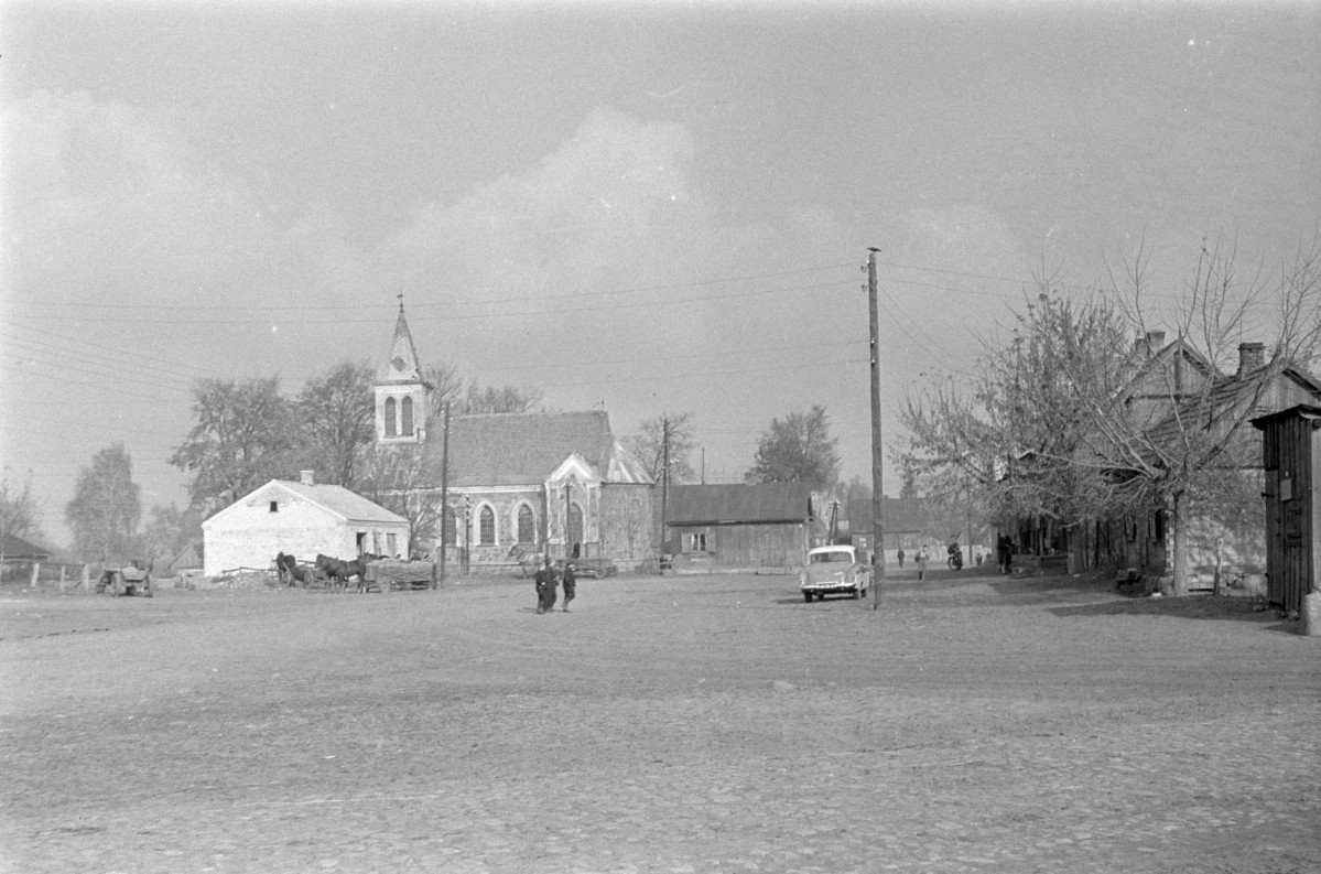 rynek - fragment zabudowy, widoczny kościół filialny pw. św. Stanisława, skan 1