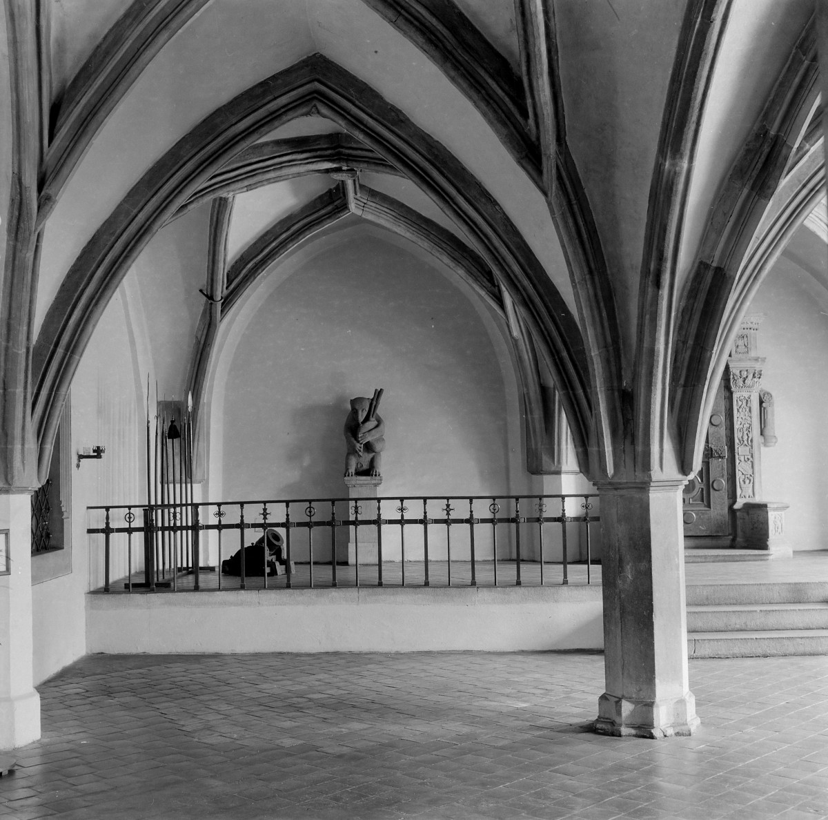 Stary Ratusz. Wnętrze Sali Rady. Sklepienie krzyżowo - żebrowe. Posadzka oraz filary., skan 1