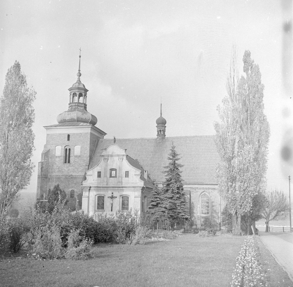 późnogotycki kościół św. Jana Chrzciciela - elewacja płd., skan 1