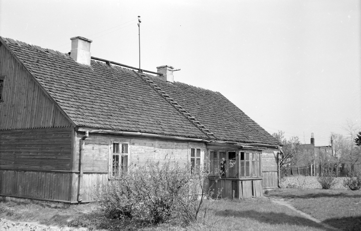 Dom mieszkalny. Zabudowa drewniana. Widok ogólny. Elewacja z gankiem., skan 1