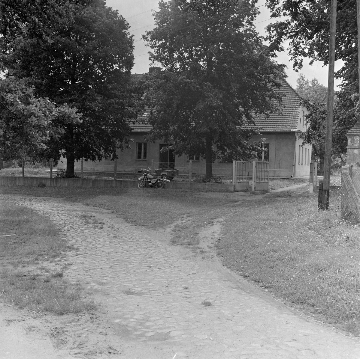 dawna szkoła ewangelicka, podstawowa ob. dom - widok ogółny, skan 1