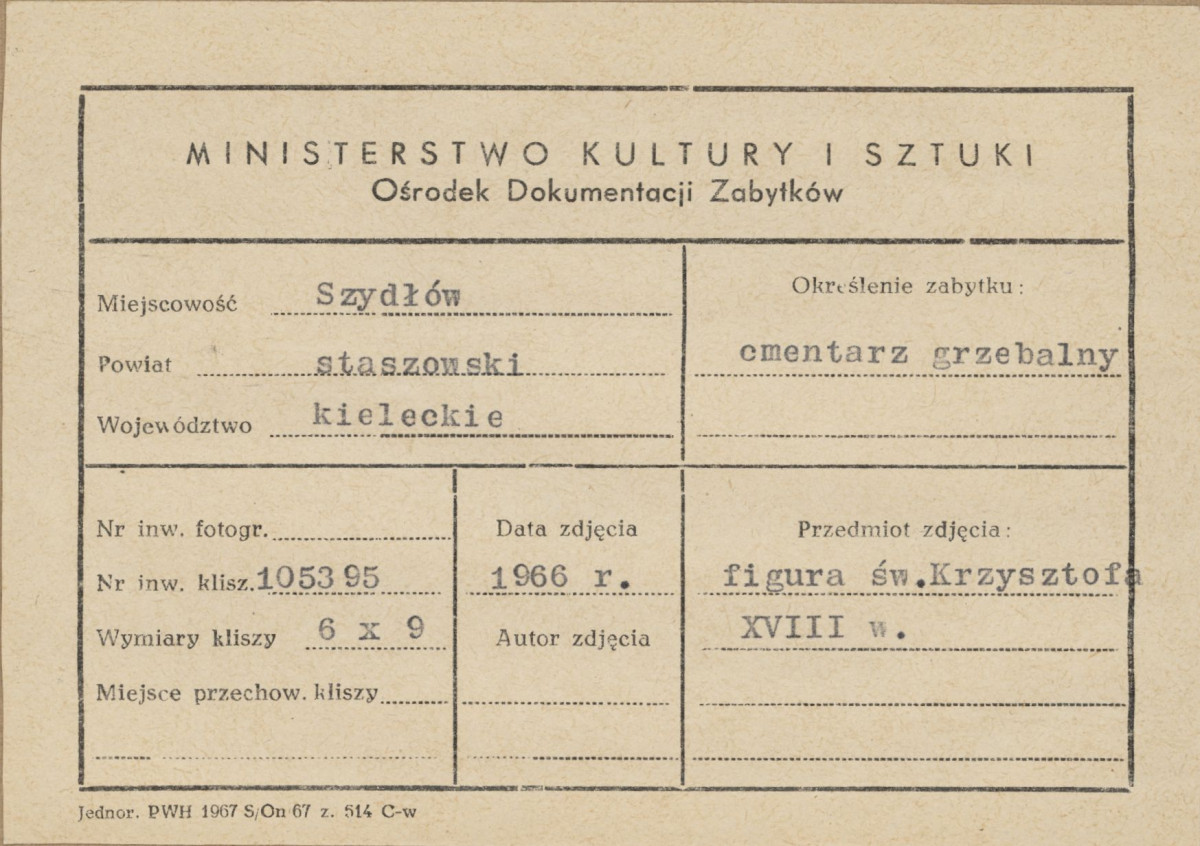 Cmentarz przy kościele św. Ducha - widok na rzeźbę nagrobną - św. Krzysztof - metryczka, skan 1