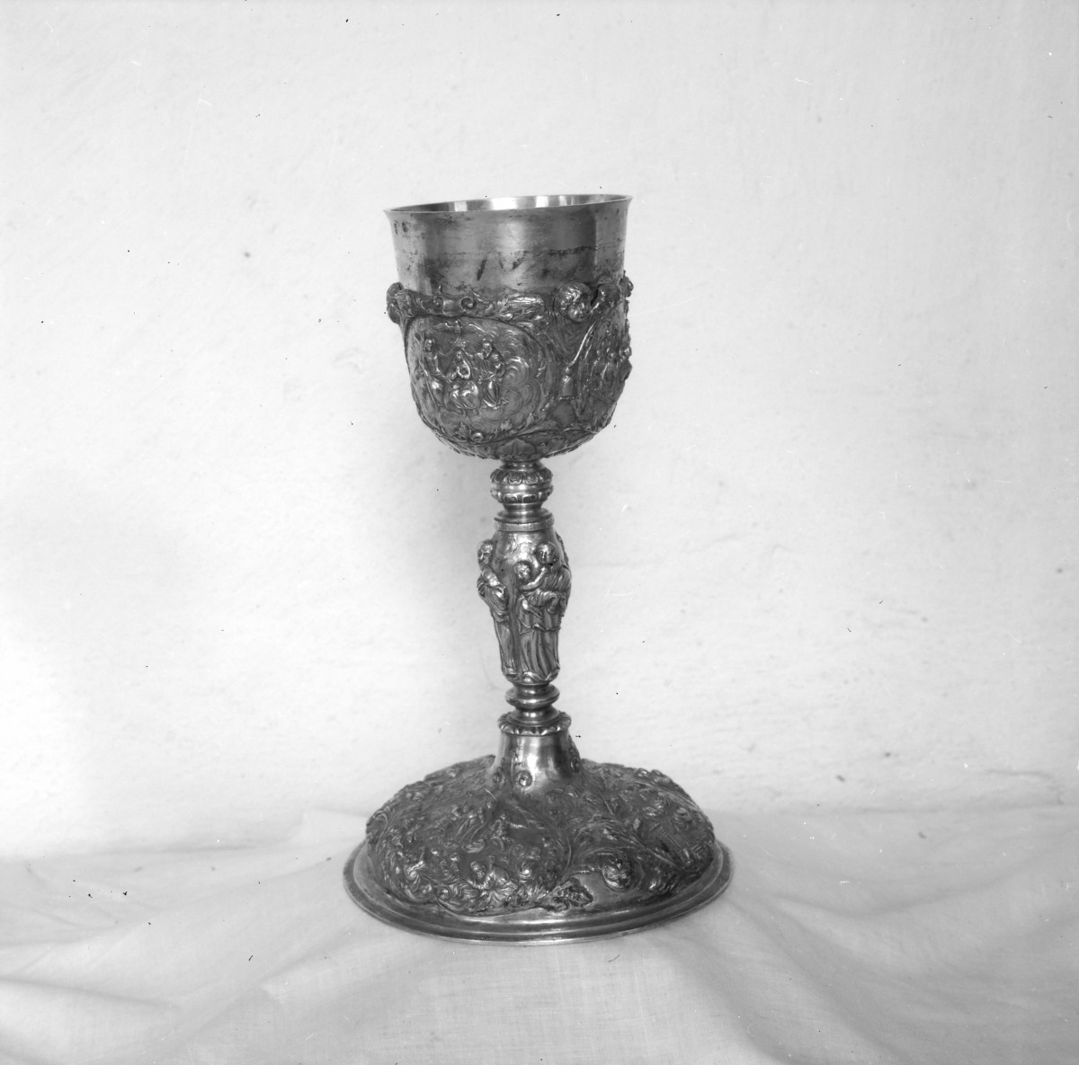 Opactwo Benedyktynek - wnętrze skarbca: kielich mszalny, skan 1