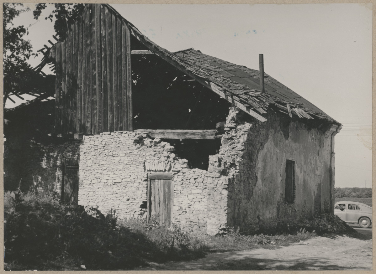 Widok zrujnowanego domu  

, skan 1