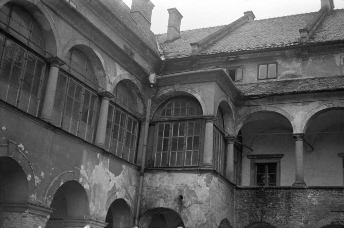 zamek Komorowskich - dziedziniec i krużganki, skan 1