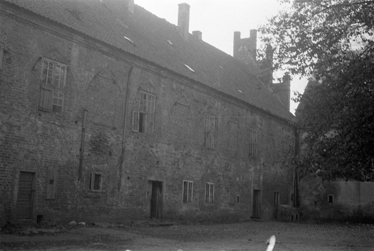 budynki kolegialne - skrzydło południowo-wschodnie od dziedzińca, skan 1