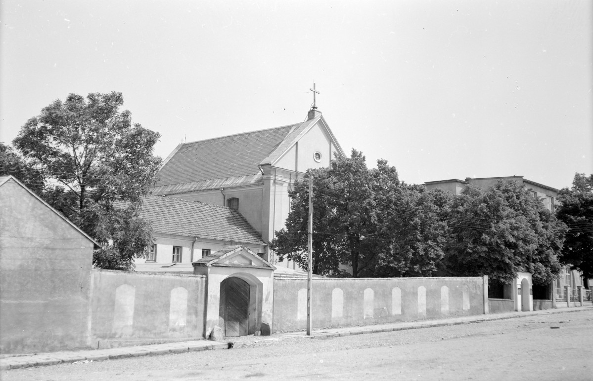 kościół i klasztor P.P. Benedyktynek - widok od strony frontu, skan 1