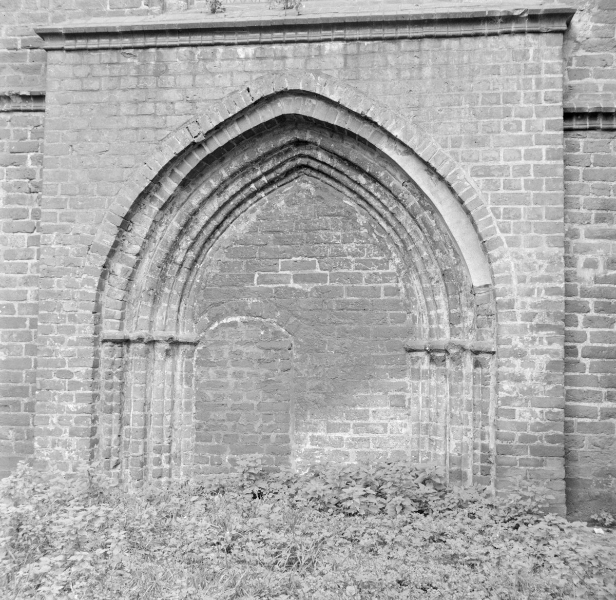 kościół Mariacki - elewacja, portal zamurowany, skan 1