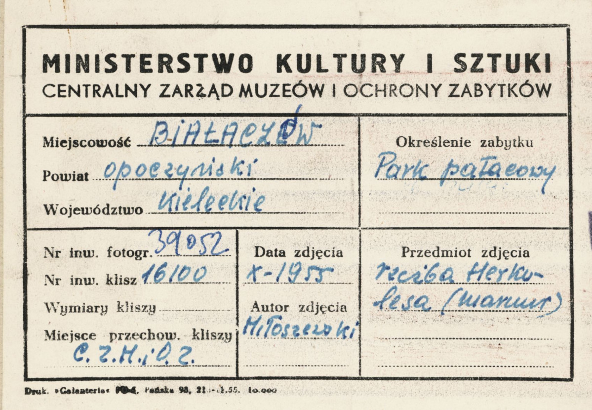 Zespół pałacowo - parkowy,  fragment parku - rzeźba Herkulesa - metryczka, skan 1
