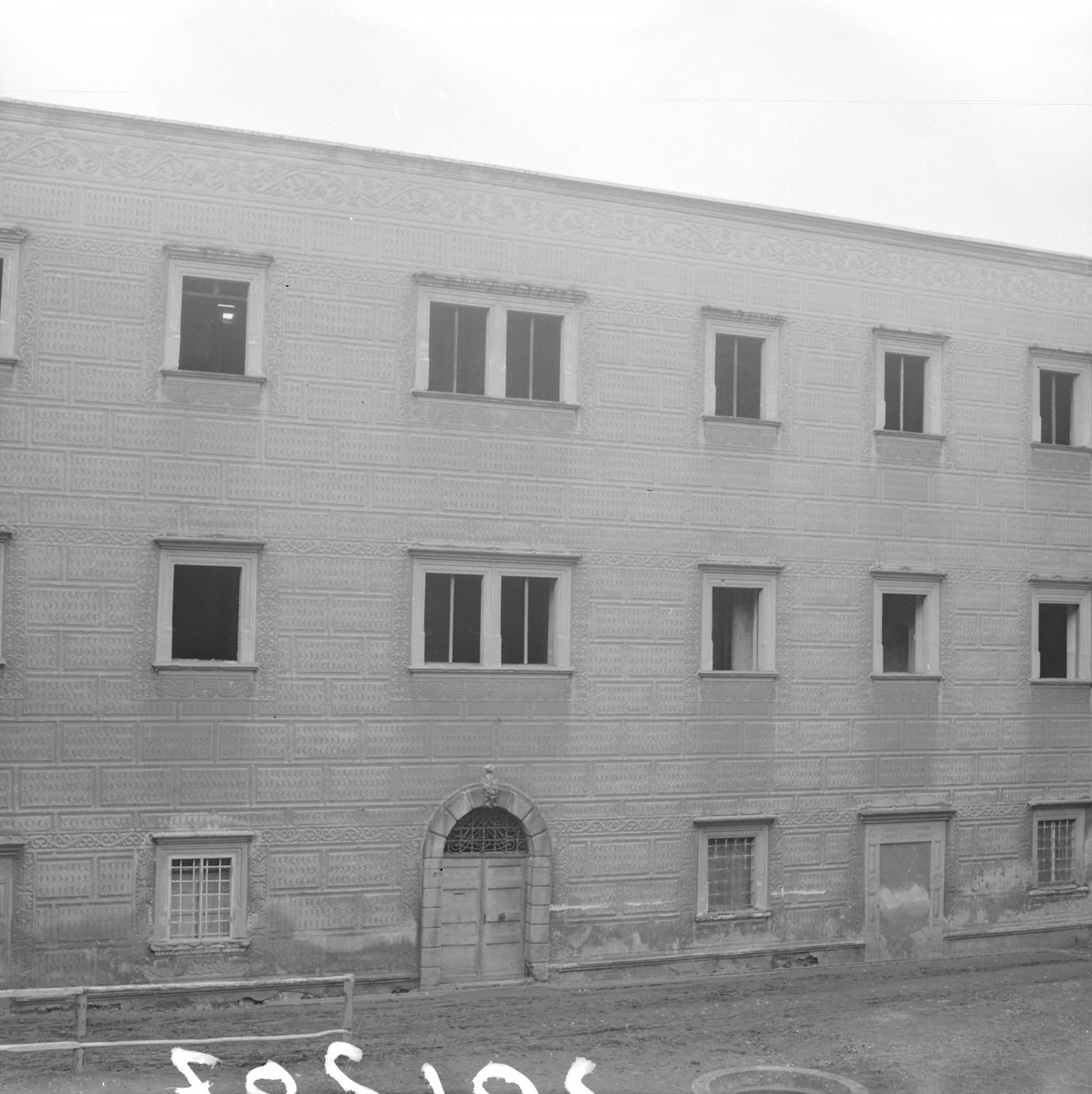 pałac - elewacja wschodnia, część północna elewacji wschodniej głównego dziedzińca, skan 1