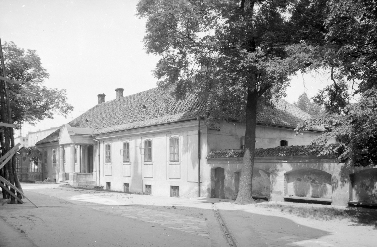 plebania przy kościele pw. św. Anny - widok od frontu, skan 1
