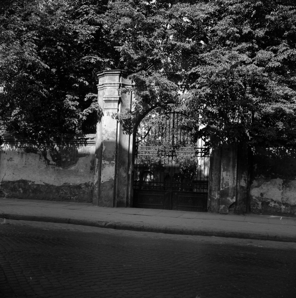 kościół klasztorny jezuitów pw. Nawiedzenia NMP - brama ogrodzenia kościelnego, skan 1