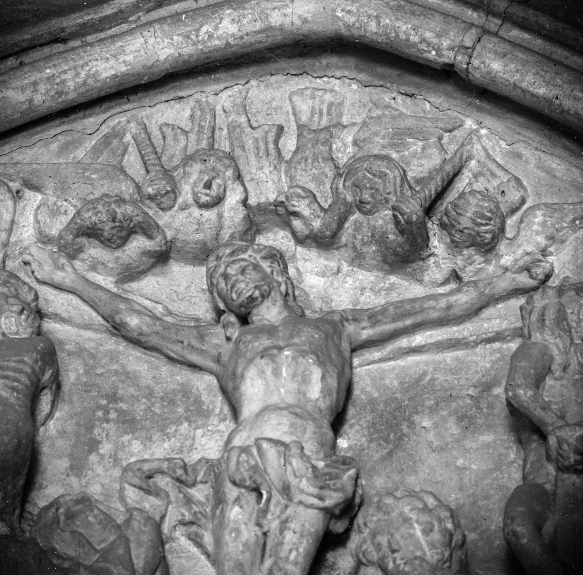 Katedra pw. Wniebowzięcia Najświętszej Marii Panny i św. Wojciecha - elewacja północna, portal tympanon, fragment, skan 1