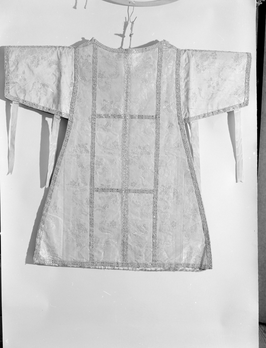 Kościół Sióstr Wizytek - dalmatyka z kompletu tzw. obłóczynowego, 1765-75 rok, Francja, skan 1