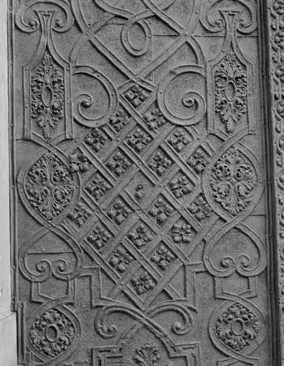 mauzoleum Piastów Świdnickich przy kościele pw. Wniebowzięcia Najświętszej Marii Panny  - wnętrze - fragment drzwi do mauzoleum, skan 1