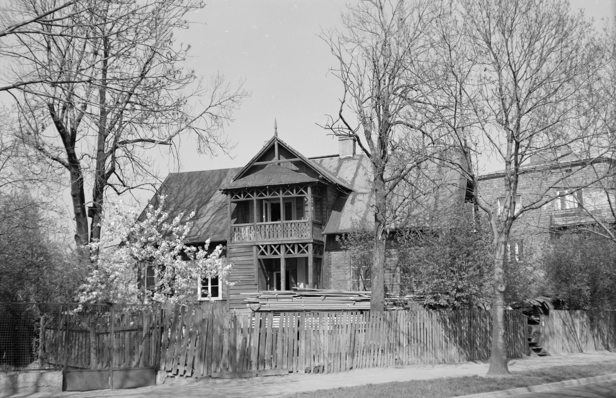 Drewniany dom Przybytkowskich z 1880 roku. Zabudowa drewniana., skan 1