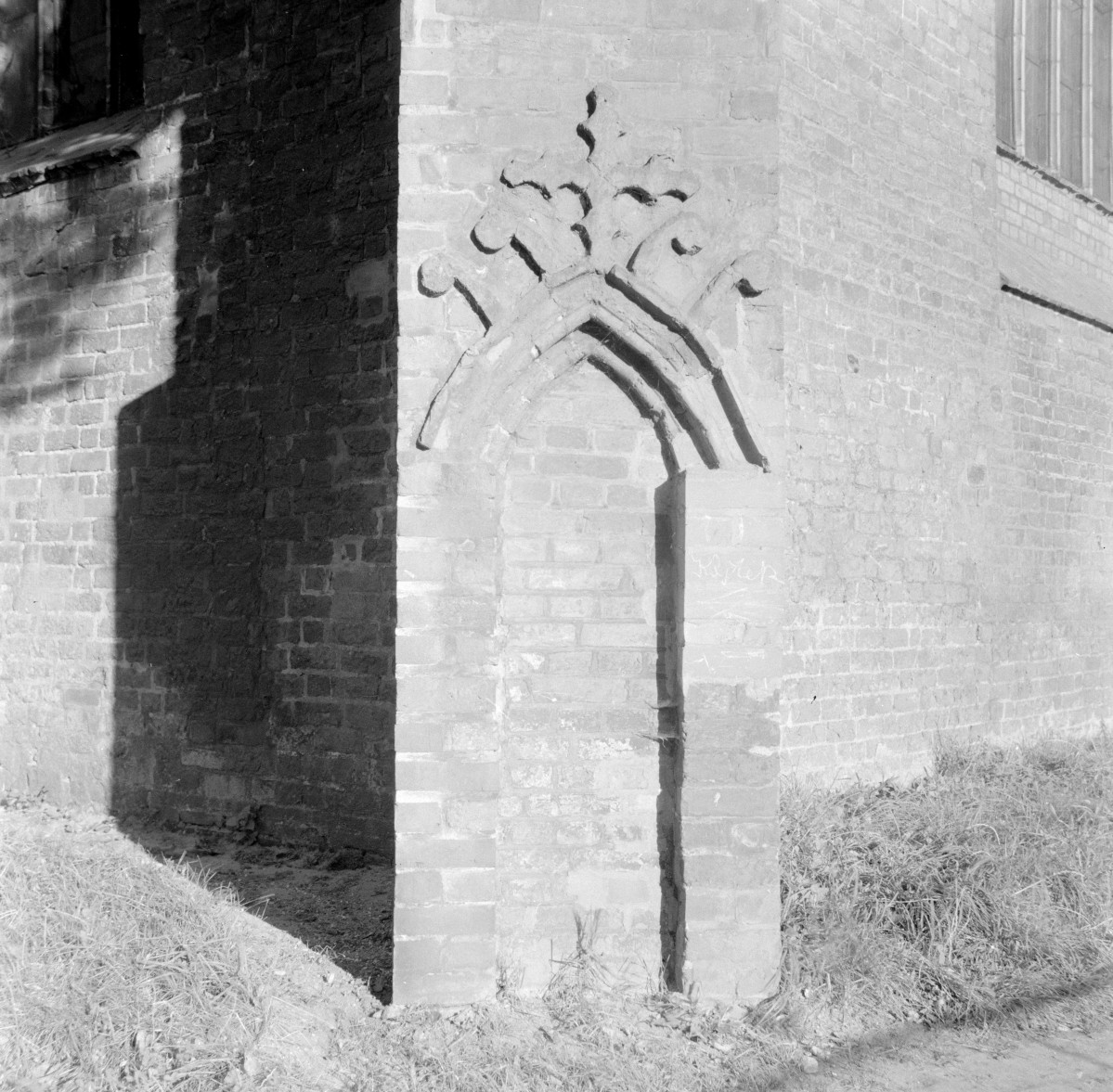 kościół Mariacki - zamurowany portal, detale, skan 1