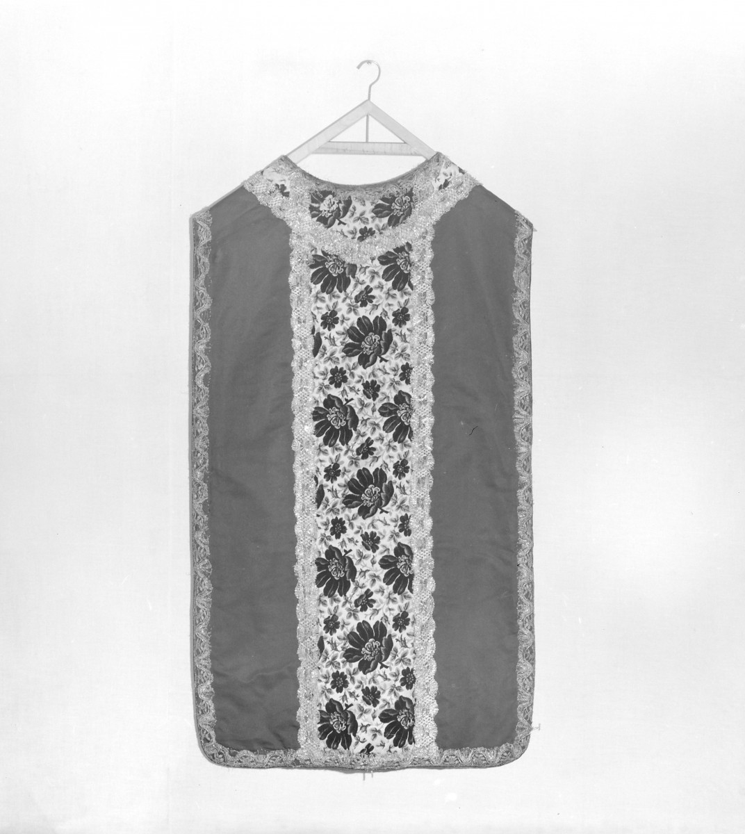 Skarbiec Katedralny - Ornat. Niemcy ok. XIX wieku. Całość, tył., skan 1