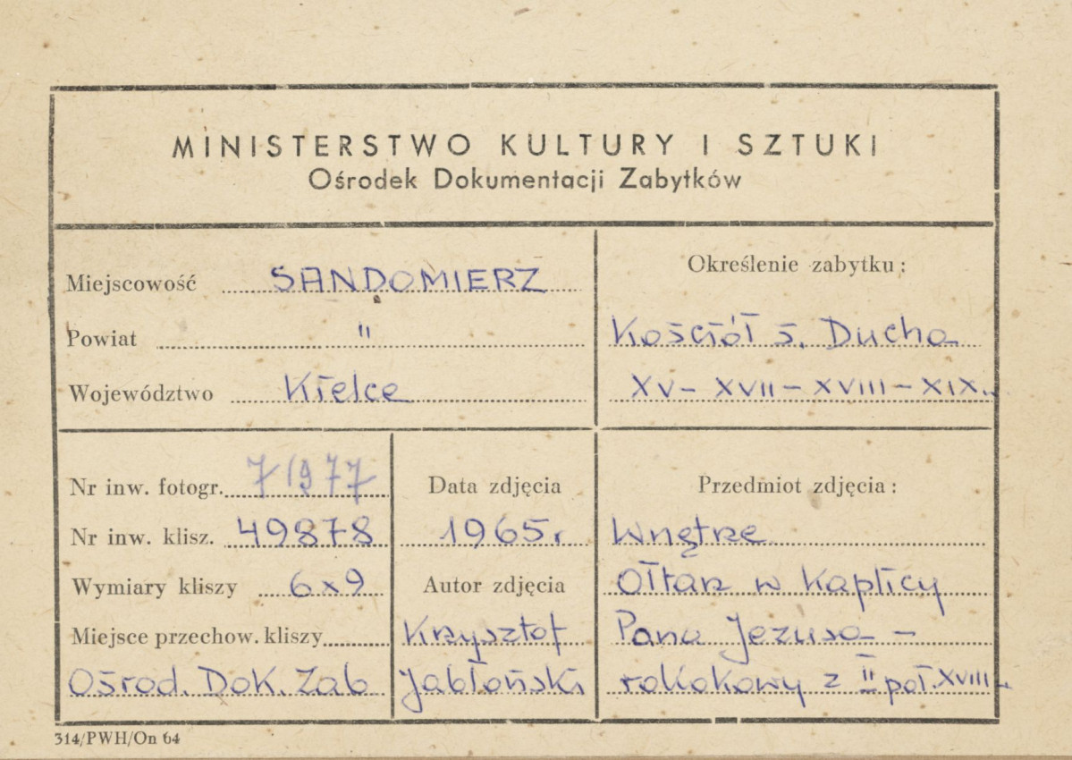 Zespół kościelno-szpitalny św. Ducha - wnętrze kościoła, widok na ołtarz w kaplicy Pana Jezusa - metryczka, skan 1