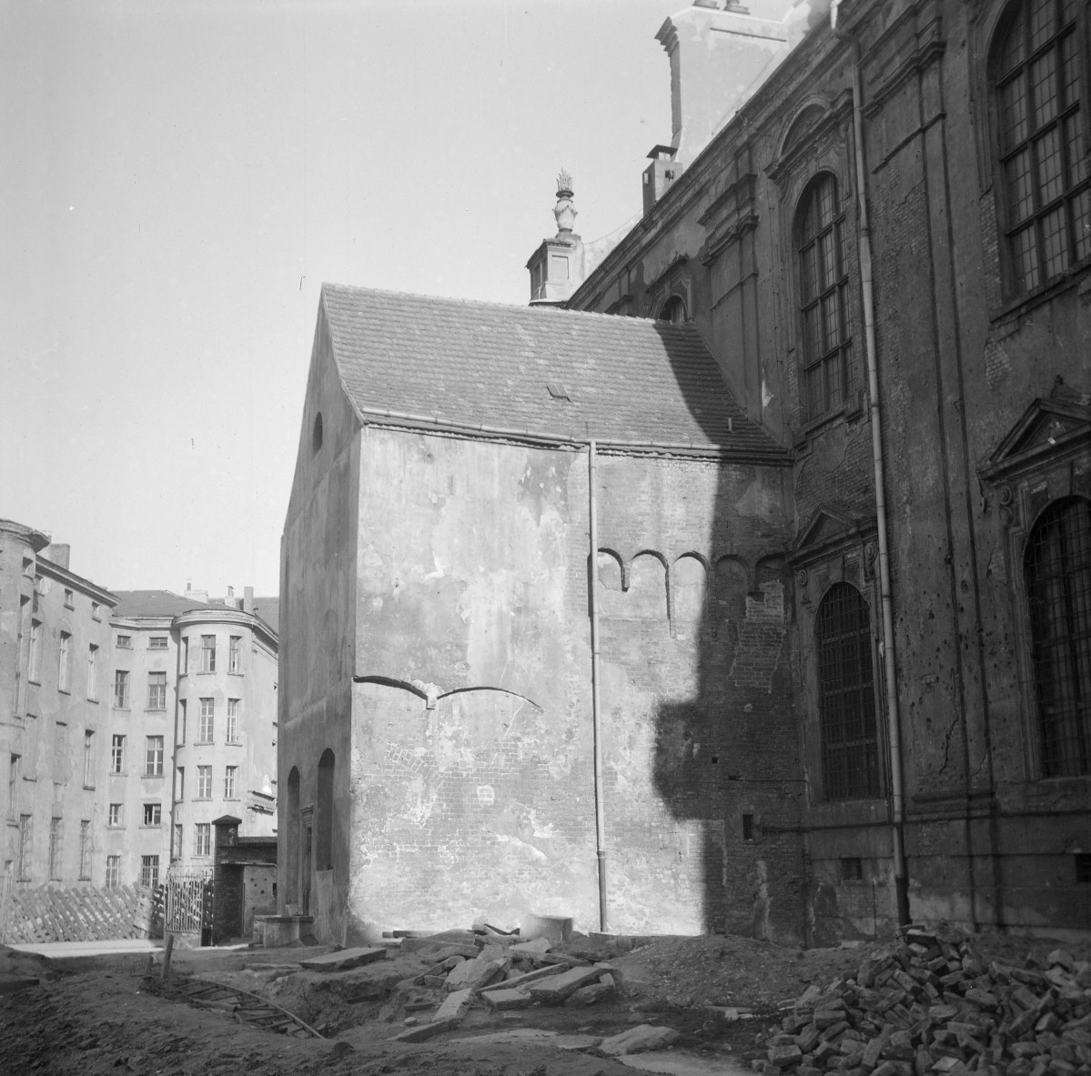 Kościół św. Macieja. Baszta przy kościele (bardziej wygląda na apsydę). , skan 1