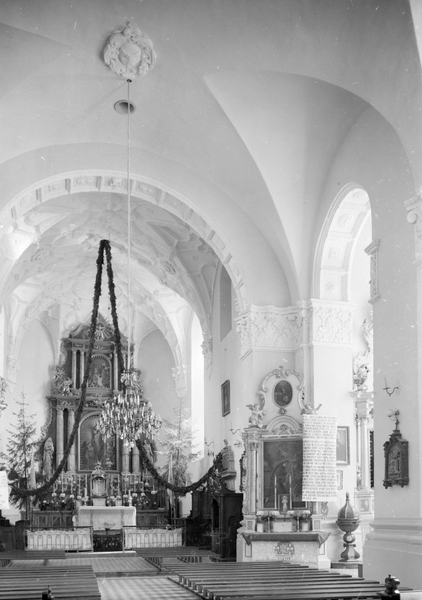 Kościół parafialny pw. św. Stanisława Biskupa - wnętrze: sklepienie kolebkowe z lunetami. Nawa główna z widocznym ołtarzem głównym., skan 1