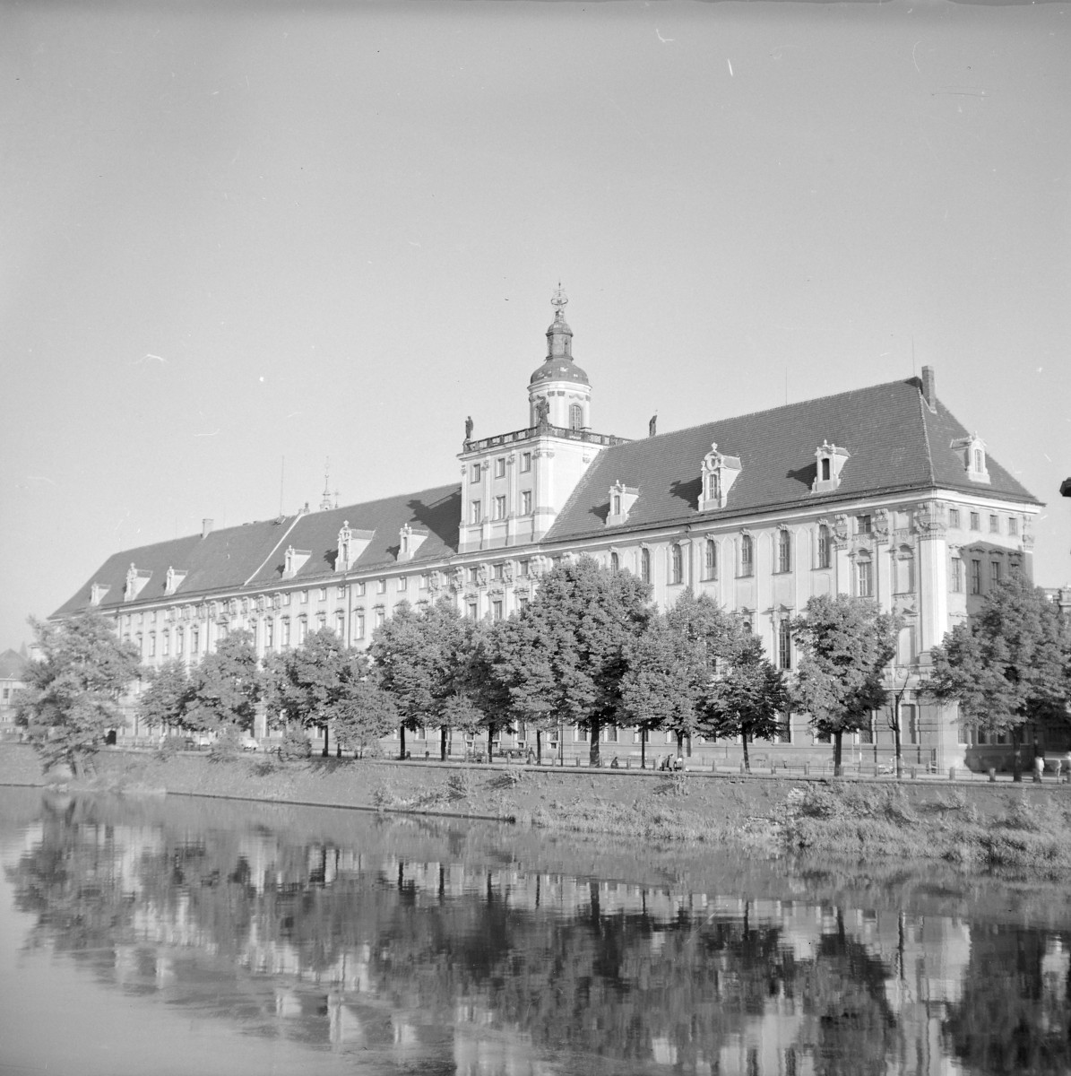 kolegium jezuickie, ob. Uniwersytet Wrocławski - elewacja: widok od strony rzeki Odry, skan 1