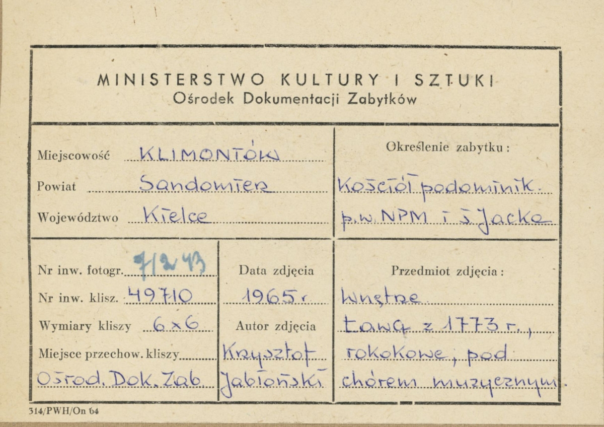 Zespół klasztorny - kościół,  widok ławy pod chórem muzycznym - metryczka, skan 1