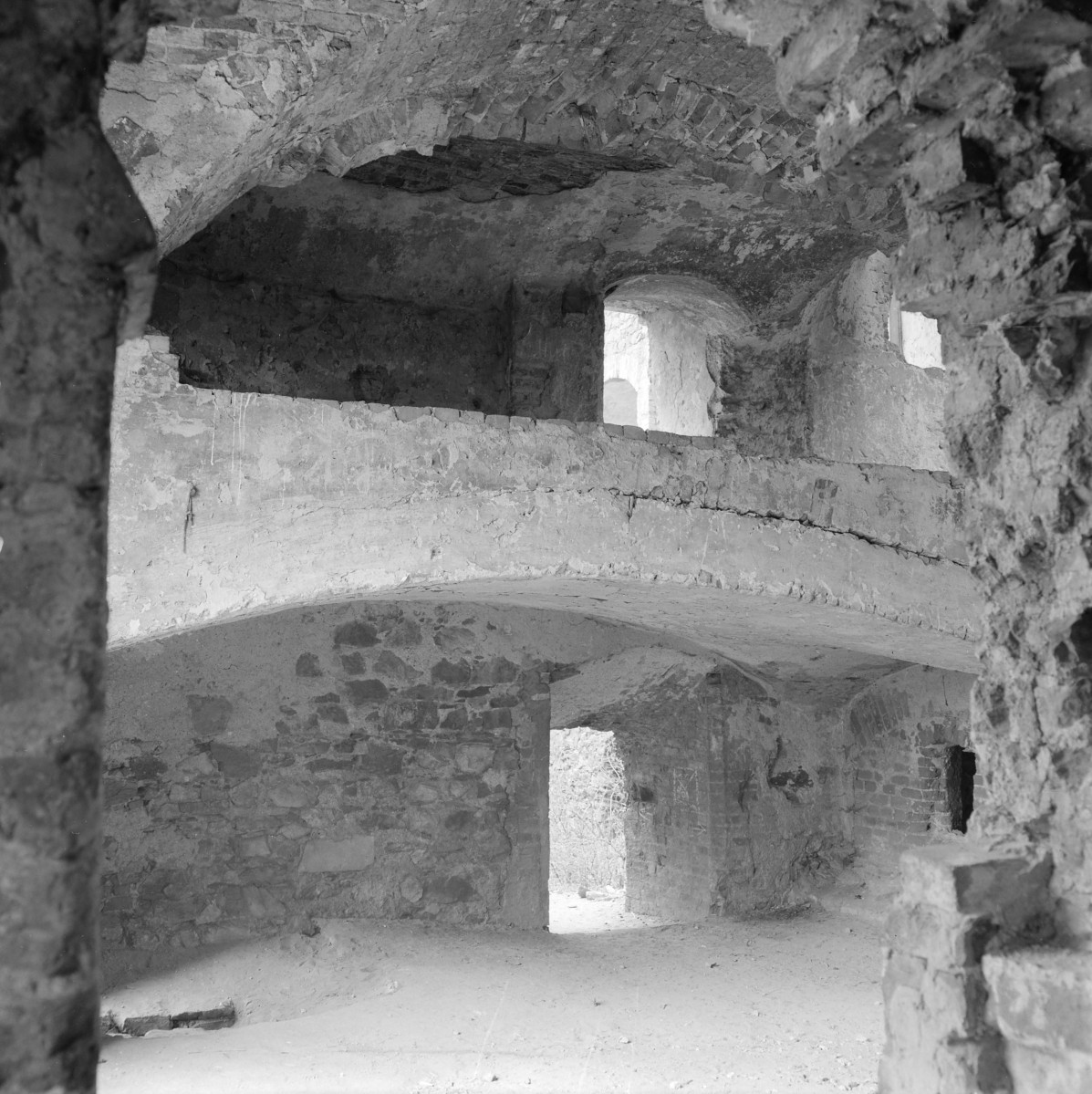 zamek - fragment wnętrza na parterze, skan 1