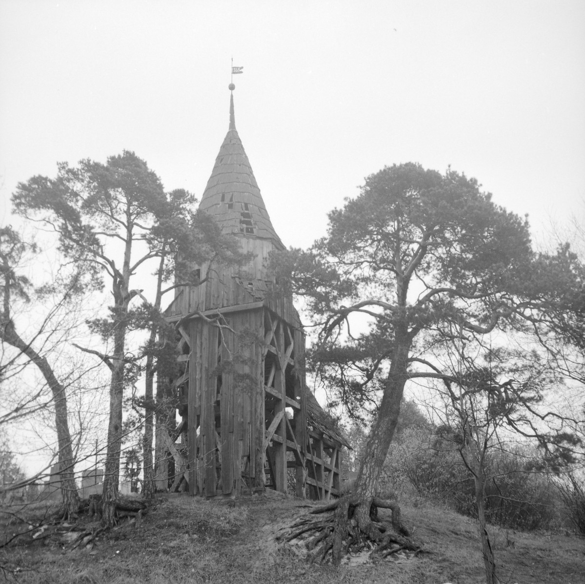 dzwonnica z kaplicą cmentarną (1737 r.) - widok zewnętrzny, skan 1