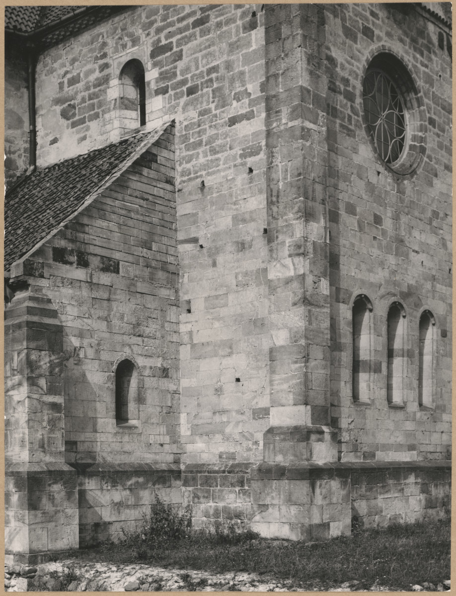 Zespół opactwa cystersów - widok od płd. - wsch. na fragment prezbiterium kościoła , skan 1