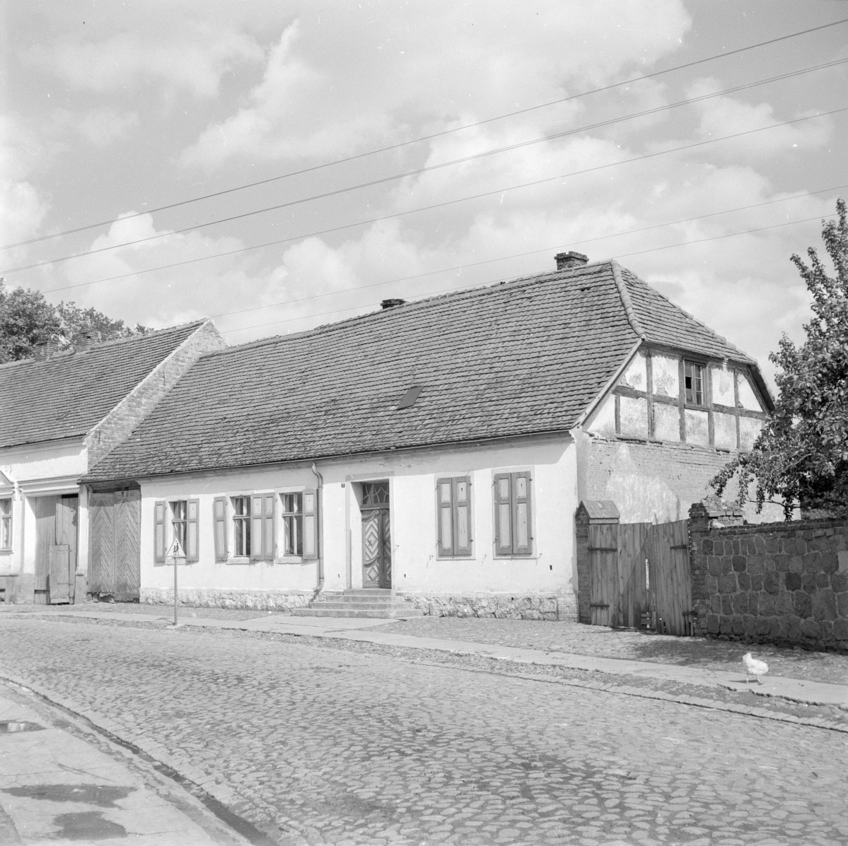 zabudowa miejska, domy - elewacje szachulcowe i dach naczółkowy , skan 1