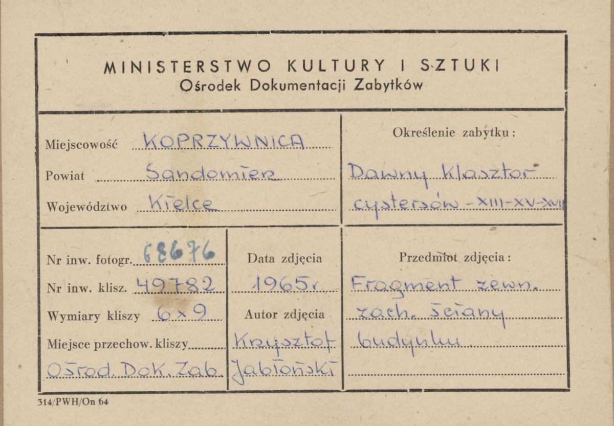 Zespół klasztorny - fragment zach. elewacji klasztoru, relikty wspornika - metryczka, skan 1