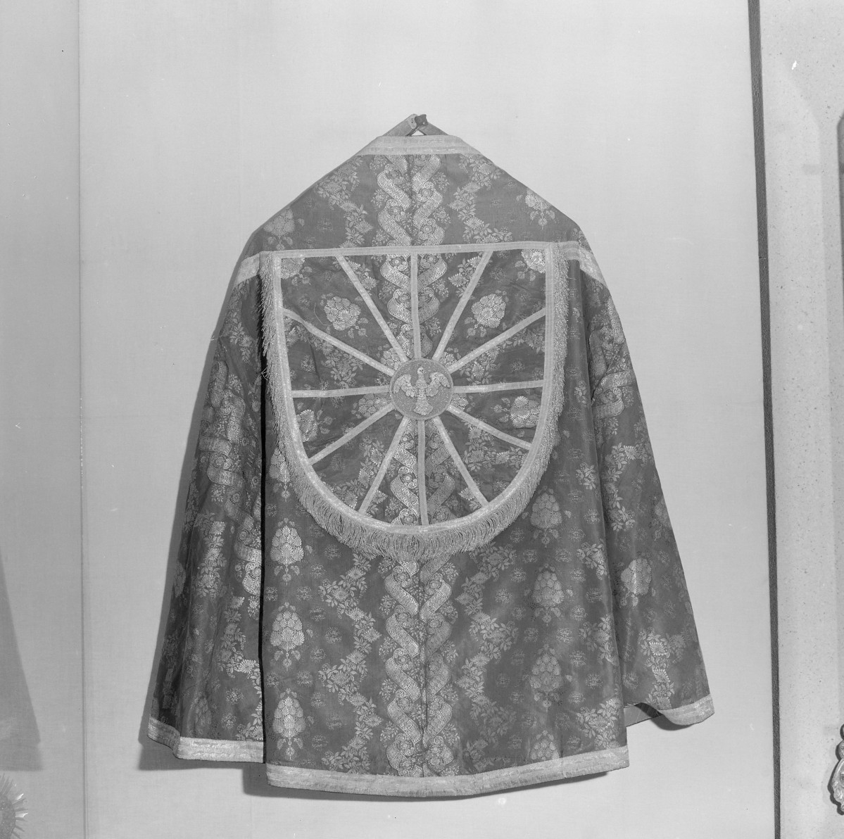 Skarbiec Katedralny - Kapa. Francja. 1730-35. Aplikacja haftowana. Całość, tył. , skan 1