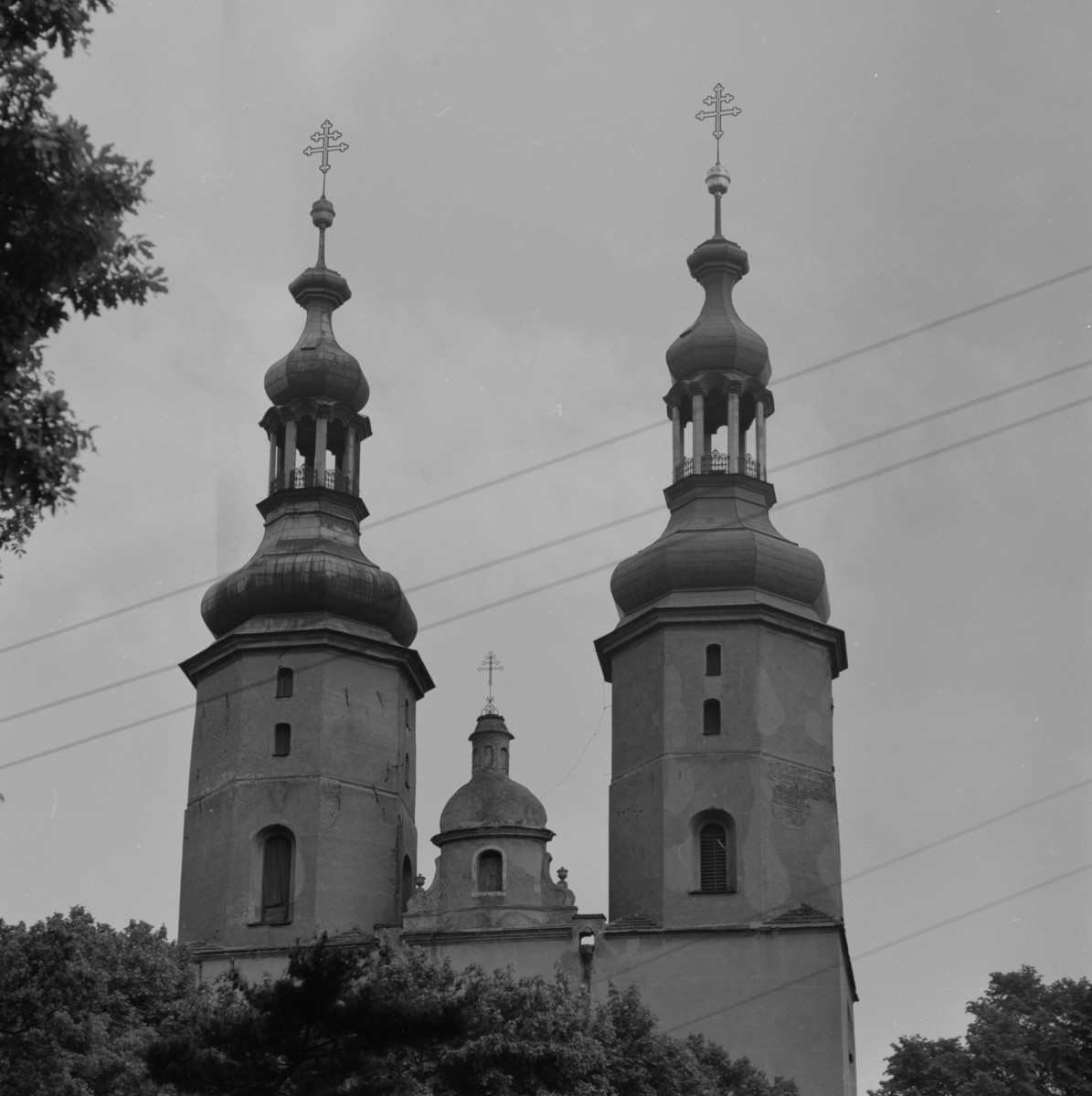 kościół pw. św. Bartłomieja - widok od zachodu /elewacja frontowa/ - fragment - wieże kościelne, skan 1