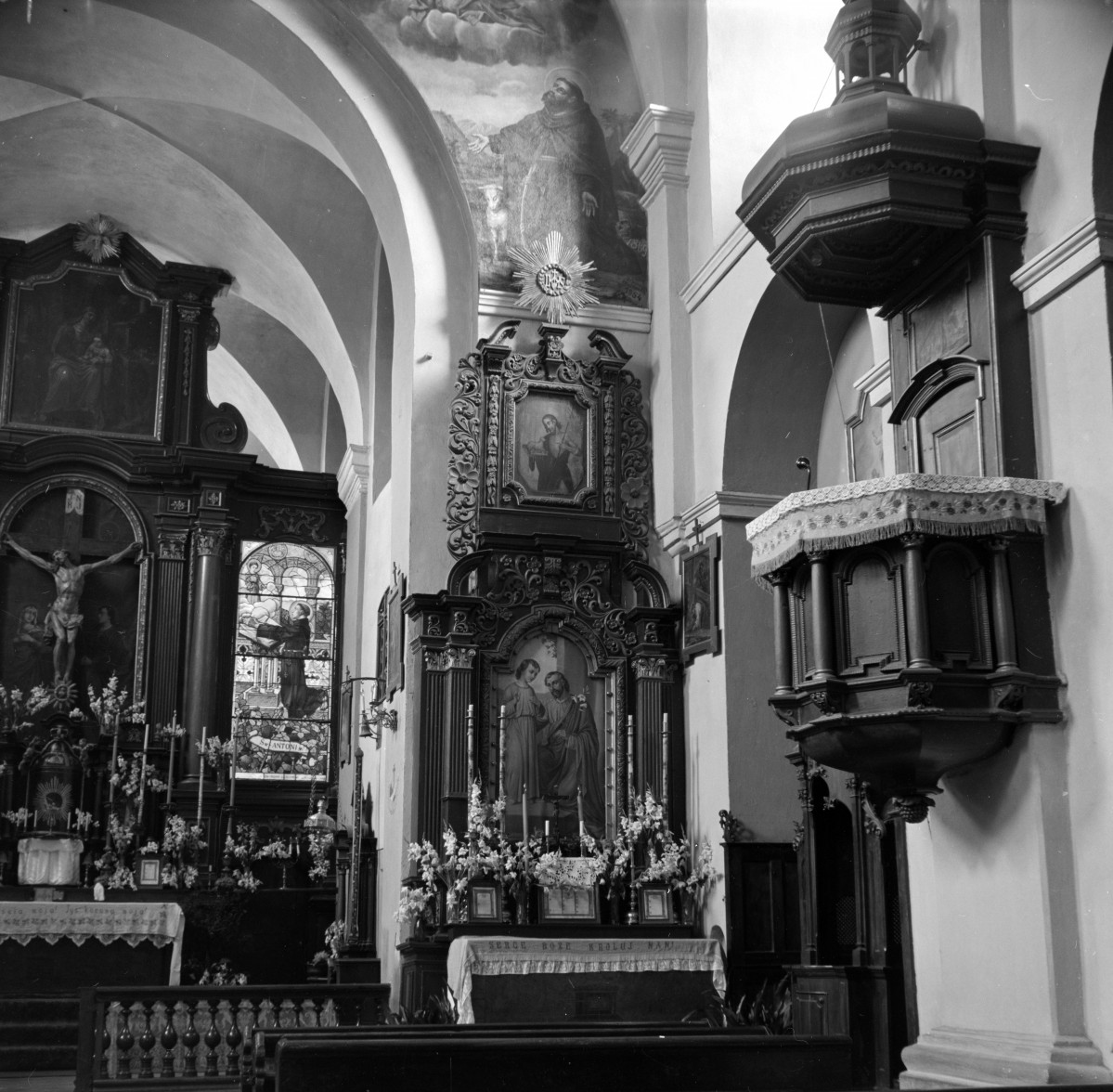 kościół św. Anny - ołtarz boczny, ambona, skan 1