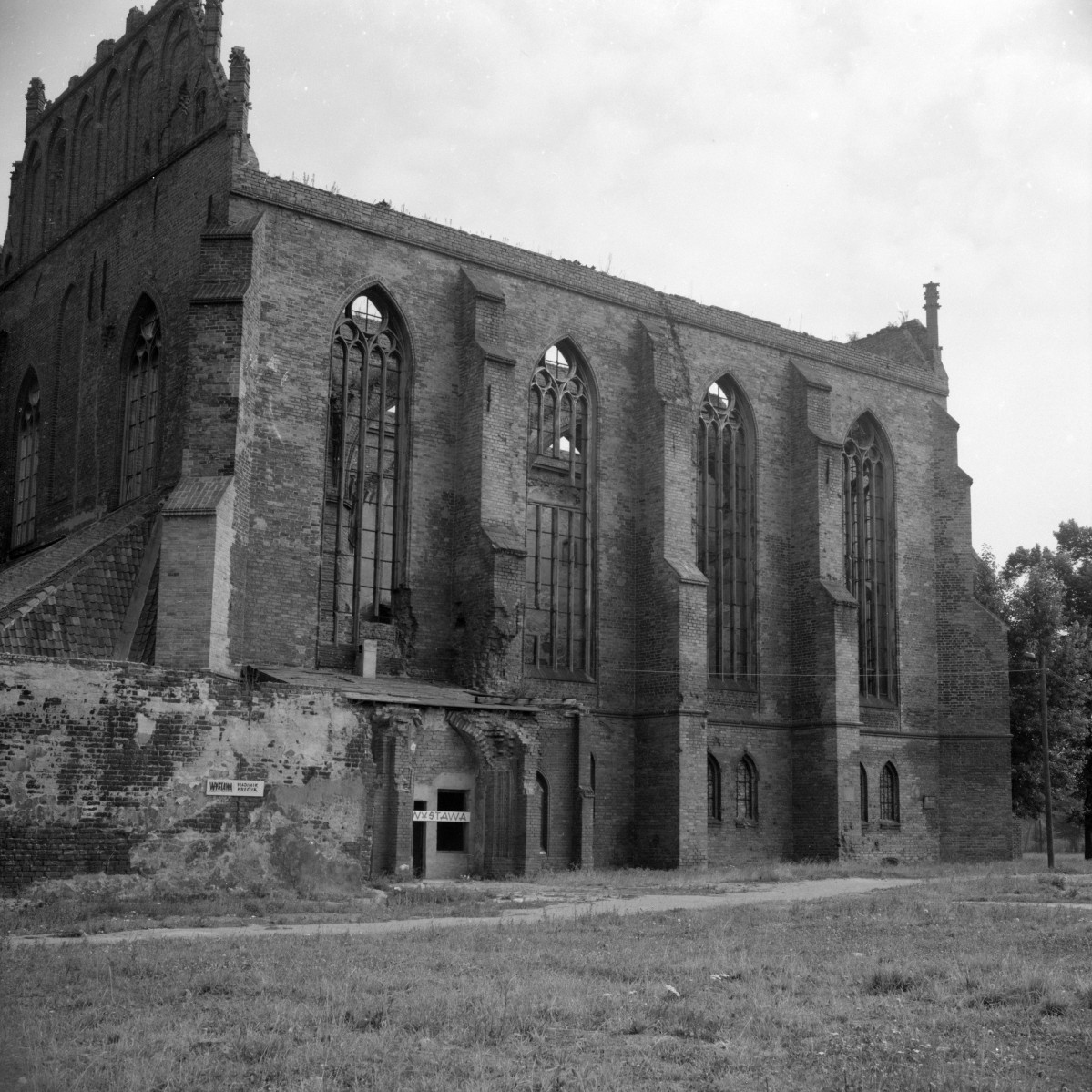 zespół klasztorny dominikanów, kościół pw. Najświętszej Marii Panny, obecnie galeria sztuki EL - elewacja południowa, skan 1