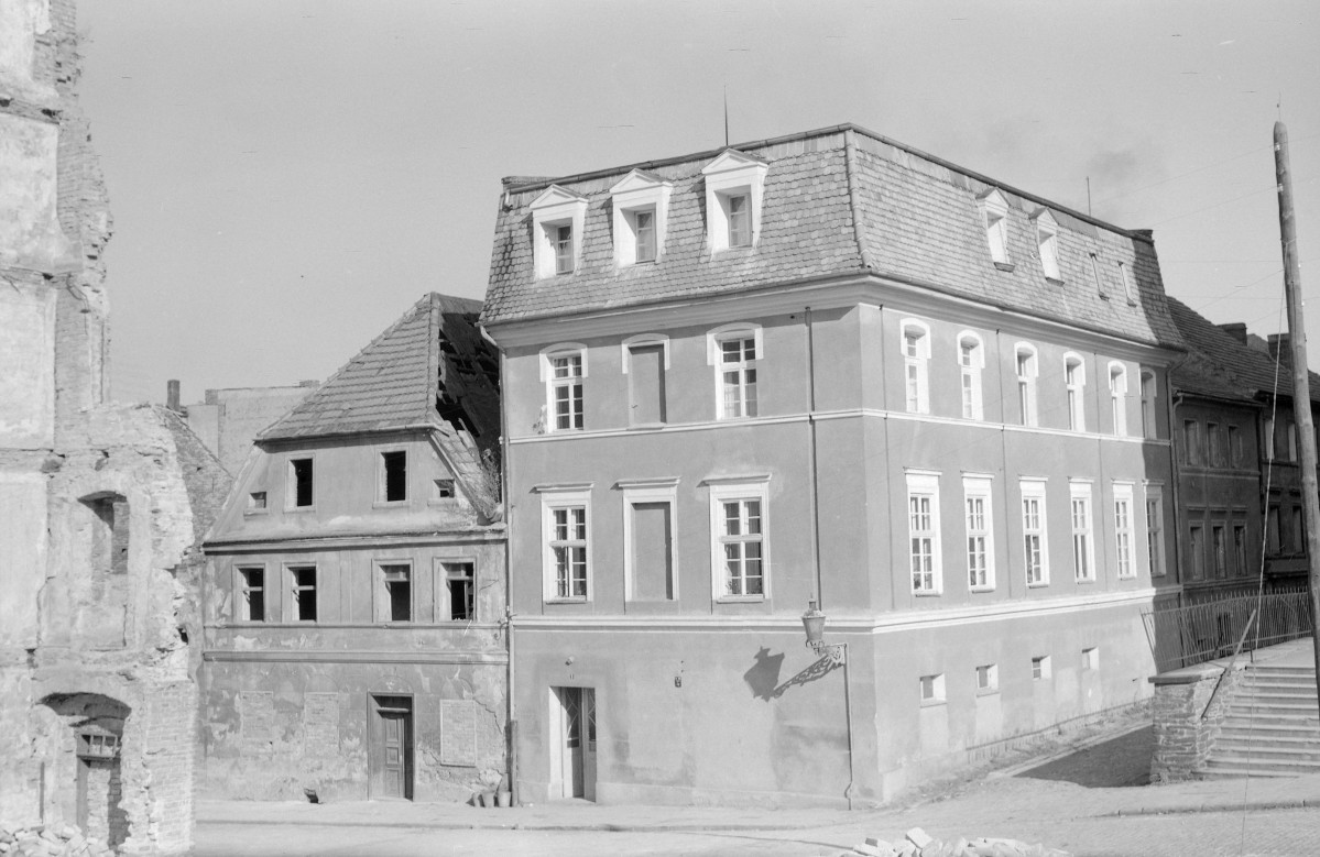 rynek miejski - zabudowa miejska - ruiny częściowe, skan 1