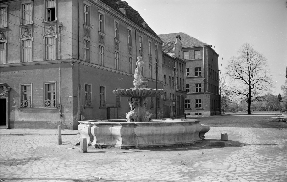 Fontanna Trytona - widok ogólny. Obok kamienica. Fontanna wzorowana na rzymskiej Fontannie Trytona Berniniego., skan 1