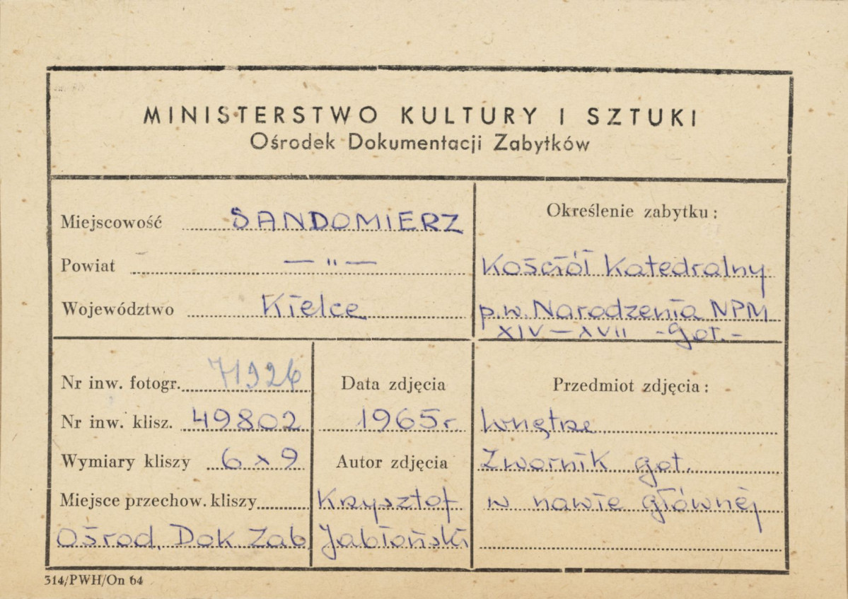  Katedra - wnętrze, widok na zwornik w nawie głównej - metryczka, skan 1