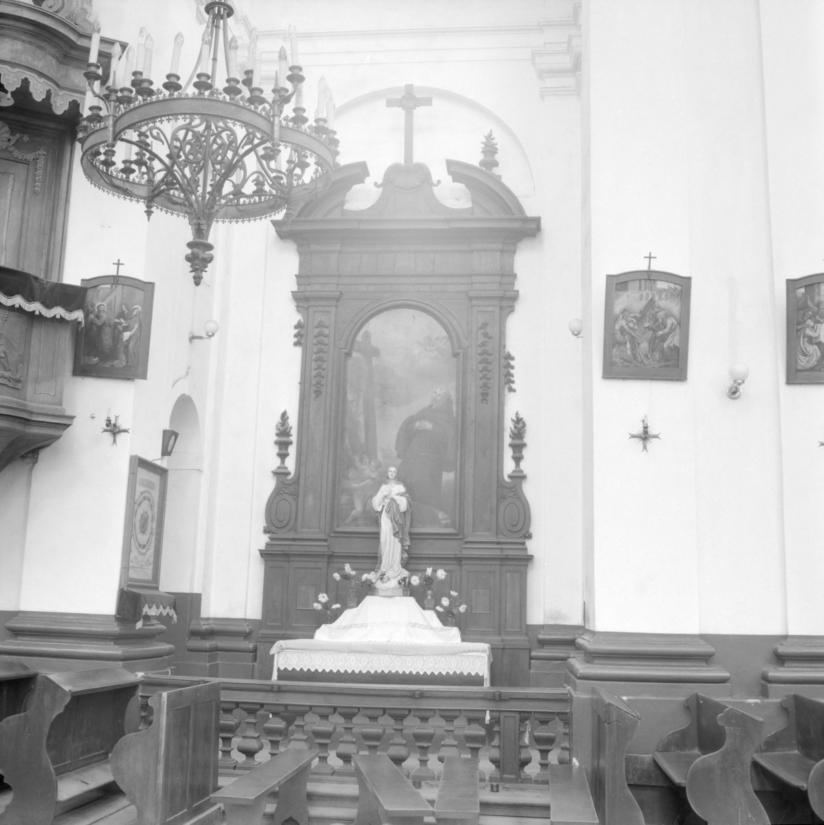 Kościół św. Józefa Oblubieńca i św. Antoniego z Padwy - prezbiterium z bocznym ołtarzem. , skan 1