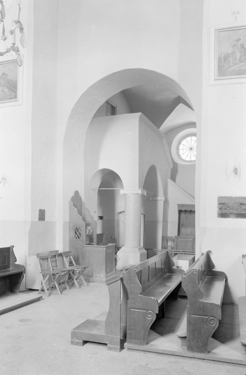 Kościół św. Stanisława Biskupa i Męczennika i św. Małgorzaty - wnętrze. Sklepienie kolebkowe z lunetami. Fragment wejścia na emporę. Konfesjonał i ławki dla wiernych., skan 1