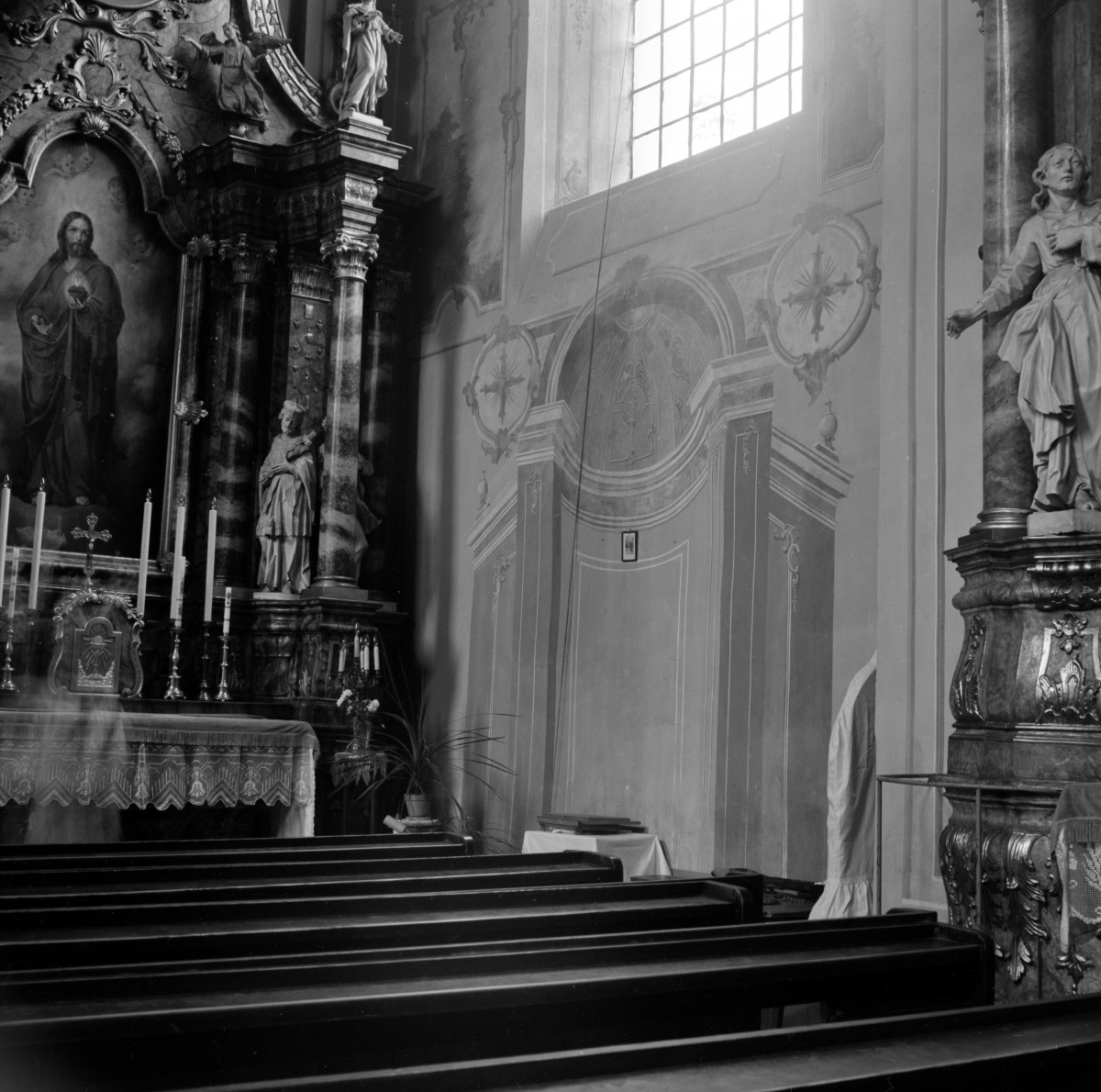 kościół klasztorny jezuitów pw. Nawiedzenia NMP - wnętrze, polichromia w nawie, skan 1