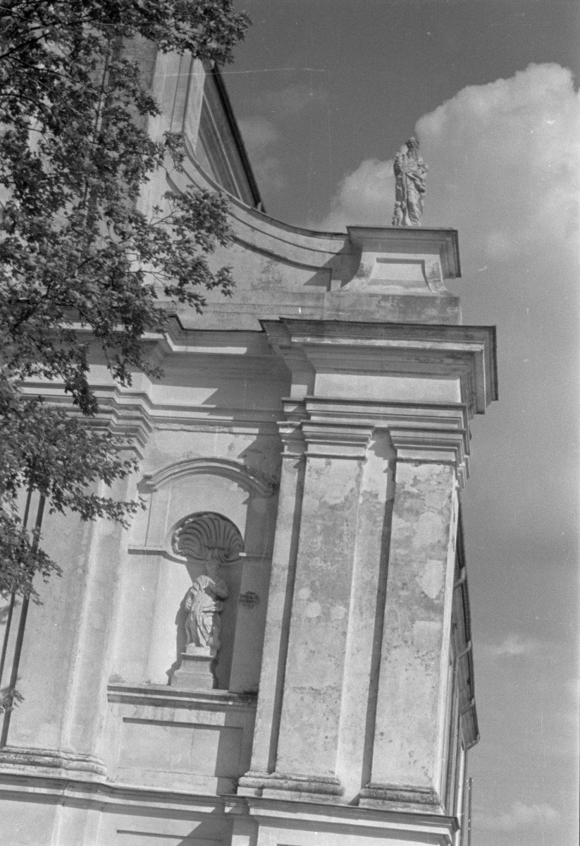 klasztor kartuzów /d. Dominikanów/ - kościół pw. Najświętszej Maryi Panny Bolesnej - elewacja frontowa - fragment, skan 1