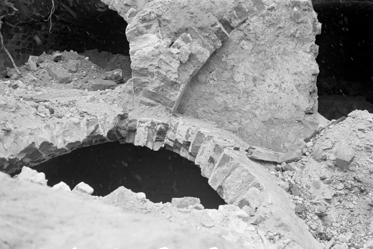 Ruiny sanktuarium M. B. Łaskawej. Początek odbudowy. Odsłonięte krypty., skan 1