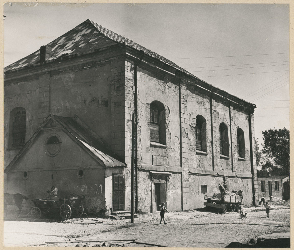 Synagoga - widok zewnętrzny od strony płd-zach., skan 1
