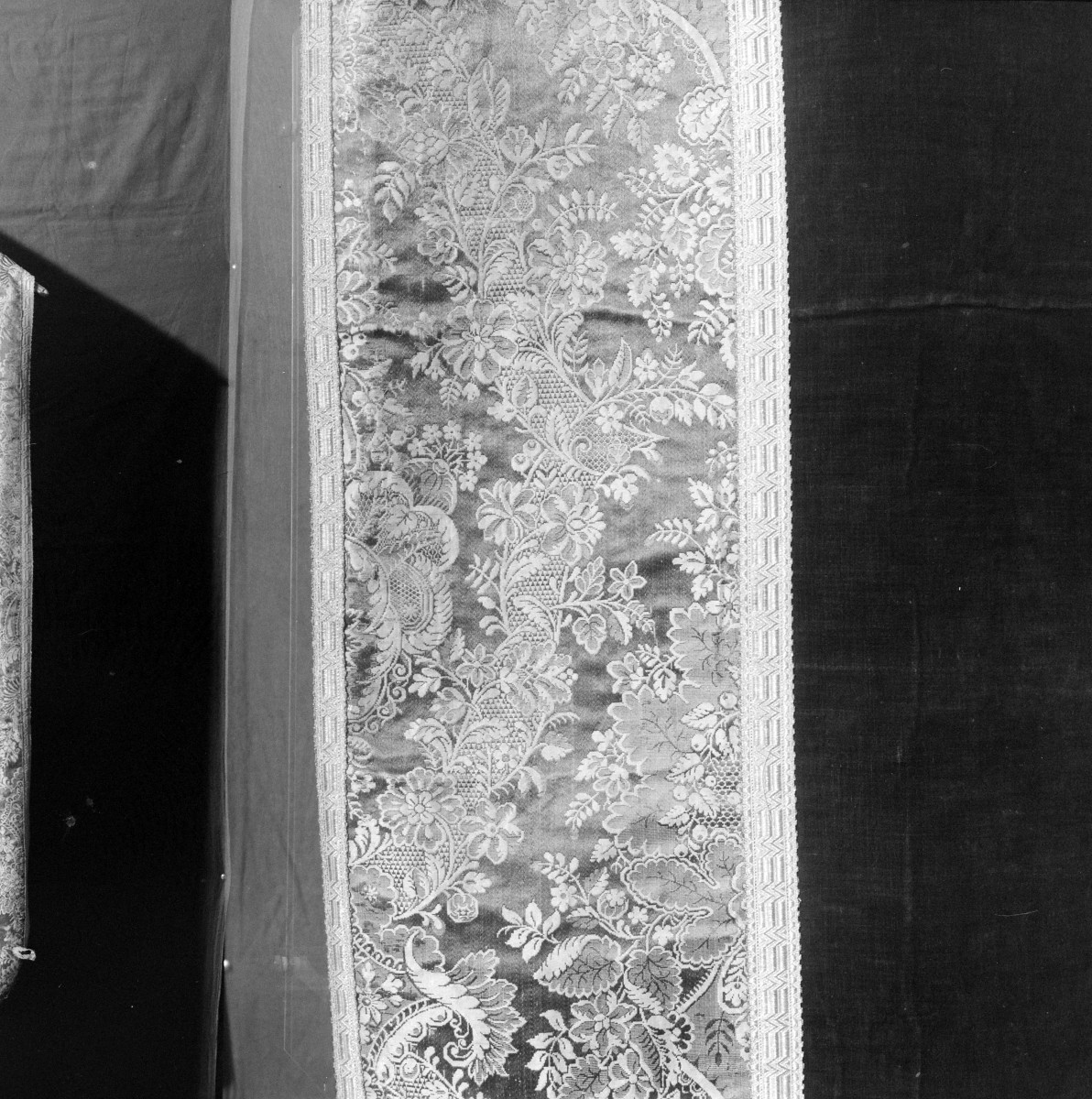 Skarbiec katedralny - Ornat. Francja ok. 1715-1720. Fragment raportu wzoru boków., skan 1