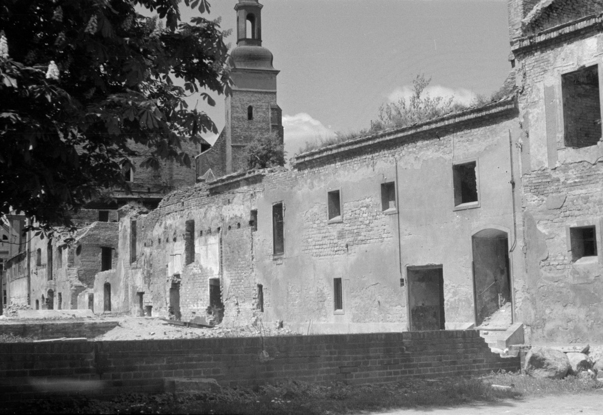 dom i fragment murów miejskich, skan 1