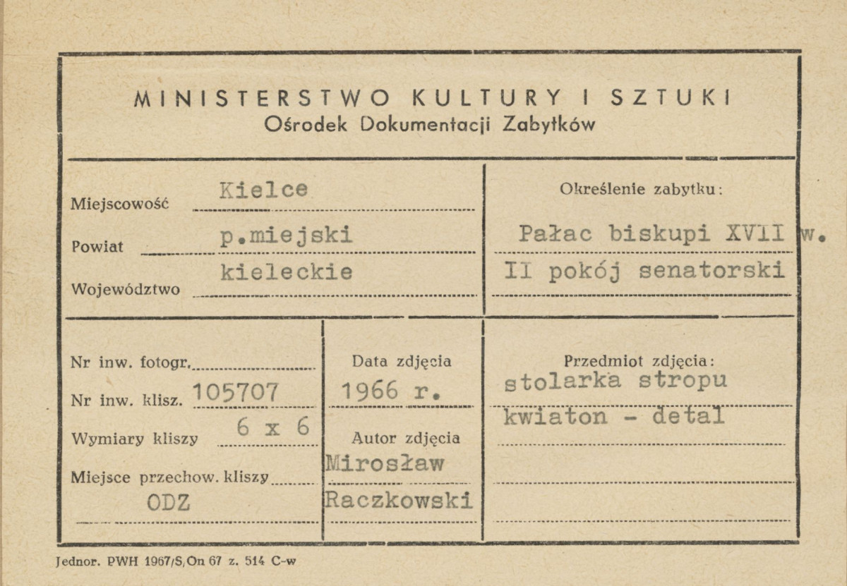 Pałac biskupów - wnętrze , II pokój senatorski , fragment stolarki stropu - kwiaton - metryczka, skan 1