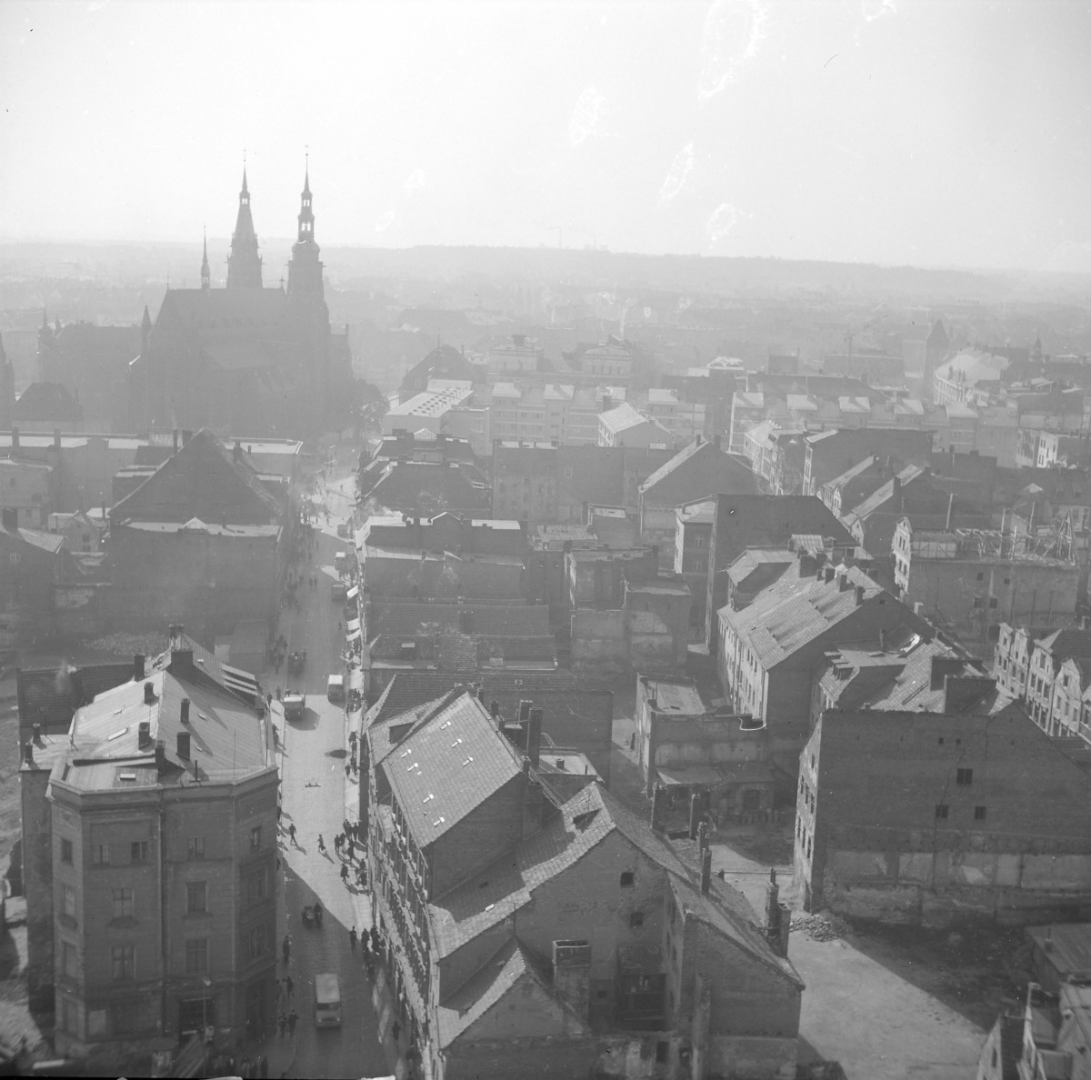 Panorama miasta. Widok z wieży kościoła M.M.P w kierunku ul. Najświętszej Marii Panny. W oddali Katedra., skan 1